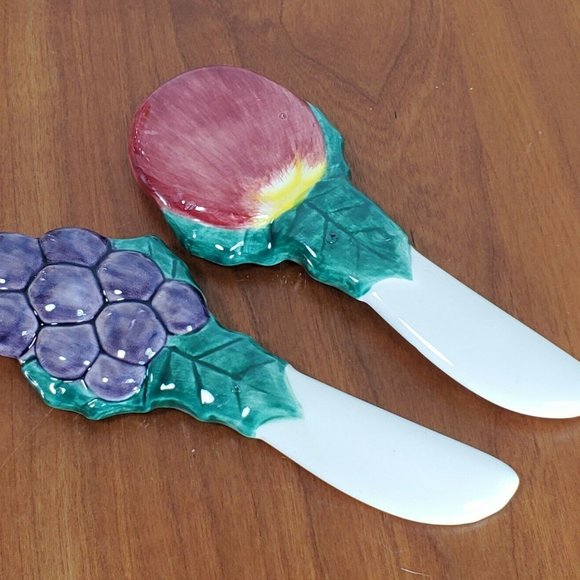 2) Fitz and Floyd Della Robbia Canape Knives 5" sculpted handle holly fruit - Picture 4 of 7